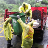 吉首对矮寨盘山公路沿线垃圾进行清理