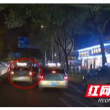 出租车晚高峰停路中接客 吉首交警迅速依法处理