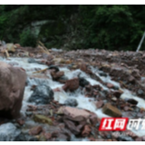 突降暴雨引发迁清公路山体滑坡！保靖公安全力参与抢险救灾