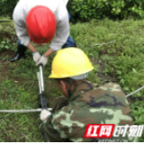 国网古丈供电公司：线路雷击断线 员工冒雨抢修