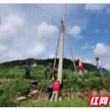 凤凰：田间地头保电忙农网升级助力迎峰度夏