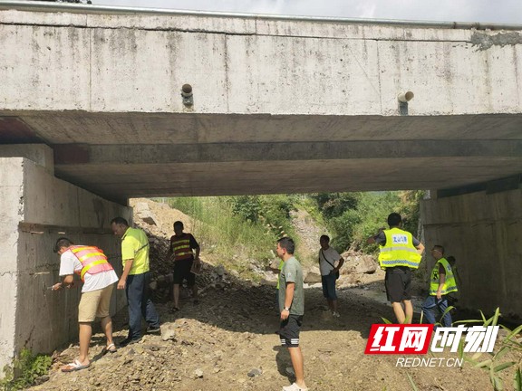 龙山县公路部门加大桥梁检测力度保障安全运营