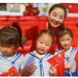 师爱化春雨 润物细无声——记湘西州幼儿园幼师鲁琴