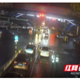 男子酒后驾驶遇上夜查交警  强闯关卡终将难逃法网