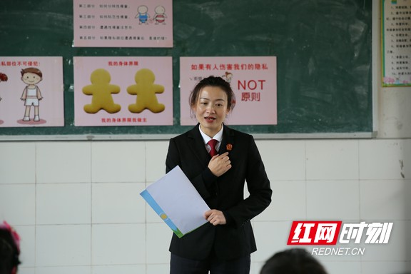 2、法官向学生们讲解依法维权.marked.jpg