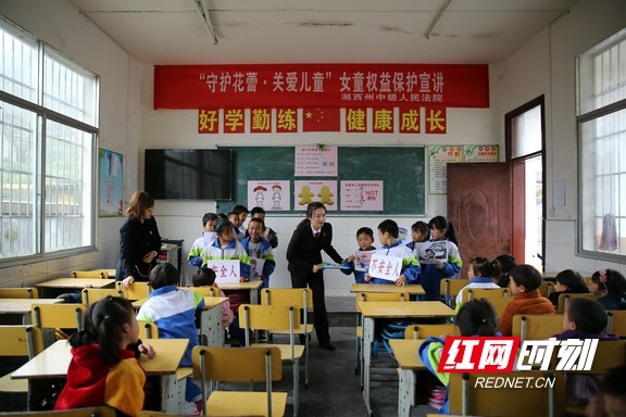 4法官与学生们做互动游戏.marked.jpg