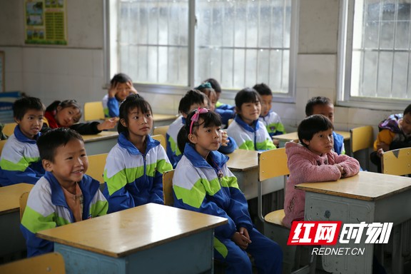 3茶寨小学的学生们认真听讲.marked.jpg