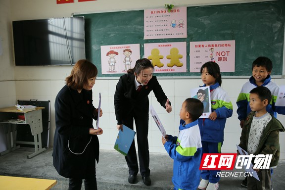 5法官与听课学生亲切互动.marked.jpg