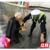 老人不知缘由雨中长跪 吉首交警扶起陪在身旁