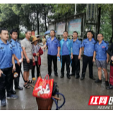 深山密林老人失联15小时 龙山警方深夜冒雨联动搜救