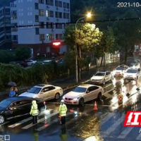 吉首：女子护学岗刚柔并济 “警花”在雨夜中铿锵绽放