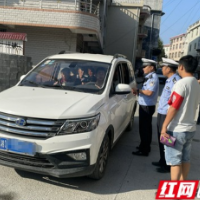 湘西交警国庆坚守岗位 为群众平安出行护航