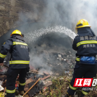 龙山：流浪汉粗心引燃桥墩板材 消防员成功处置