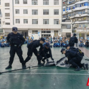 组图丨吉首特警送反恐演练进校园