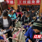 在家门口实现就业增收——吉首矮寨镇延续苗绣文化传承助力乡村振兴纪实