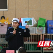 龙山县第二幼儿园：开展交通安全知识专题讲座活动