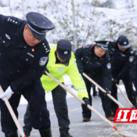 你在雪中看风景 湘西 “雪警”默默守护你