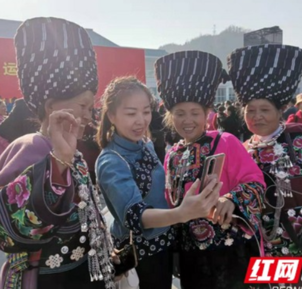 张吉怀高铁开通首日 众多市民“打卡”吉首东站