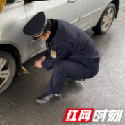 城管队员变身“维修工” 帮助换胎暖人心