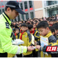 吉首交警开进校园展“全国中小学生安全教育”宣传