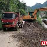 龙山红岩溪镇：清理河道淤积 畅通群众出行