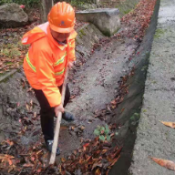 永顺县公路建设养护中心积极清理国省干线公路水沟保障安全畅通
