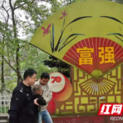 吉首：孤寡老人醉倒街头 暖心民警救助陪护