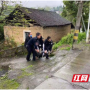 泸溪：老人不慎摔伤 民警紧急救援