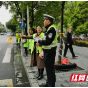 我为群众办实事 | 吉首交警开展文明劝导志愿者服务活动