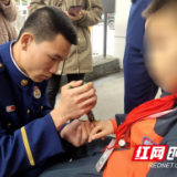 龙山：男孩“魔戒”卡手淡定求助 消防员化险为夷