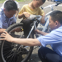 保靖融媒丨小孩骑车忽受困，民警暖心急救助