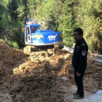 暴雨引发局部地区山体滑坡 保靖村警及时清理保通行