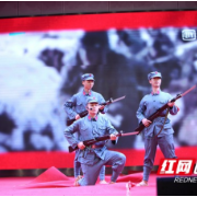 在红色微宣讲展演中，民警讲述了这对龙山籍父子红军的故事