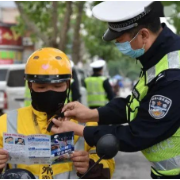 吉首交警曝光不戴安全头盔交通违法行为