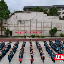 古丈一中：300名师生走进泸溪浦市开展研学旅行