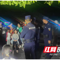 龙山：三岁小孩走失，民警助其找到家人