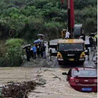 永顺:两人驾车被困水中 公安民警紧急救援