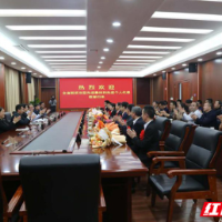  保靖县领导迎接载誉归来的全省脱贫攻坚先进个人和集体