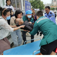 七旬老人突发疾病晕倒街头 龙山公安民警紧急救助