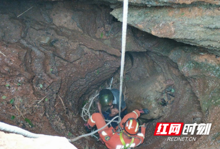 两男子不慎坠入15米深坑 永顺消防迅速救出