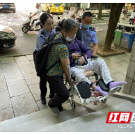 泸溪：民警抬起轮椅 热心帮助前来办证群众