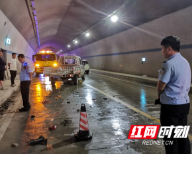 皮卡车打滑引交通事故 保靖交警及时处理