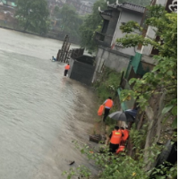 暴雨致群众被困水中 凤凰警方快速施救助脱险