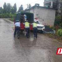 暴雨天三轮车路上抛锚 凤凰警员冒雨推车