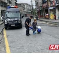 小事情 暖民心 吉首特警大队帮助老人搬物品