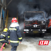 龙山：货车装货未熄火险酿大火 消防员快速处置