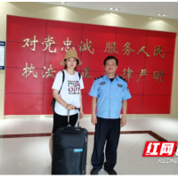 凤凰:粗心游客丢失行李箱 民警火速帮忙找回