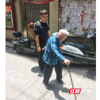 保靖民警酷暑之下护送高龄老人安全抵家