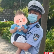 有一份信任叫“我只相信你” 吉首交警高温下帮忙抱小孩