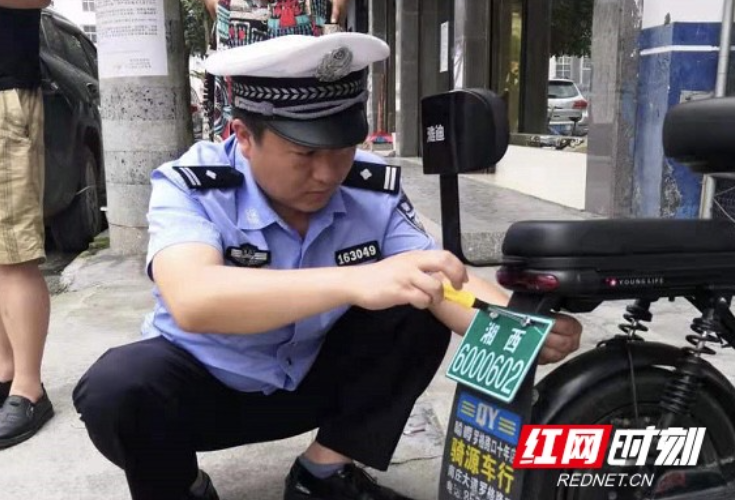 龙山交警为群众“零距离”服务 免费办理电动车牌25块